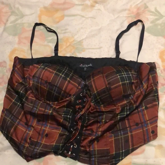 A cute crop top that is revealing - Picture 5 of 6